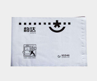 塑料快遞袋使用較多的是用聚乙烯材料做成，具有成本低，使用方便，防水性能好的特點。多用于運送文件、單據(jù)、資料、貨物等所包裝用的袋子。又稱為速遞袋、郵寄袋、快遞打包袋。體輕，富有彈性，有良好的抗沖擊性，無毒、無味、防潮、耐腐蝕，環(huán)保性較強，并且回收力度較大。
