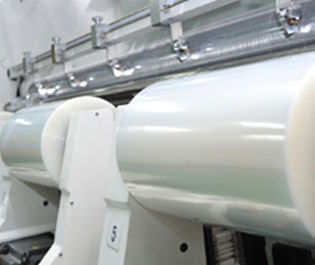 多層高阻隔膜是由多層共擠吹膜機利用不同塑料材料阻隔性能和相差迥異共擠出的薄膜。不同的塑料材料阻隔的性能相差迥異，共擠薄膜可將各種功能不同的塑料共擠復合成一張薄膜，達到對氧氣、水、二氧化碳、氣味等高阻隔的效果。此外，耐油、耐潮濕、耐120℃的高溫蒸煮、耐低溫冷凍、保質、保鮮、保氣味?？捎糜谡婵瞻b、無菌包裝、充氣包裝；