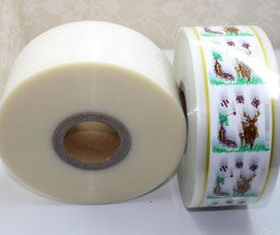 "食品復合膜是由PE等薄膜材料符合而成， 廣泛適用于包裝、食品、藥品等產品，具有環(huán)保、無臭無異味、熱封性能好、阻隔性好、遮光性強、耐油、強度高等特點。"