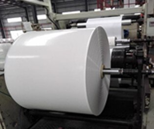 "本公司采用三層共擠、五層共擠吹膜機，合理的結構設計，充分體現(xiàn)不同層次的功能，設備具有主機聯(lián)動，動能無損耗，強輸出；合金螺桿，提升品質和塑化；高精度模具，穩(wěn)定拉伸，高強度；配進口風環(huán)和測厚裝置，誤差精度達到百分之二，媲美光學級薄膜特性。本設備生產的產品具有強度、韌性、開口性、防潮性和熱封性等性能。 "