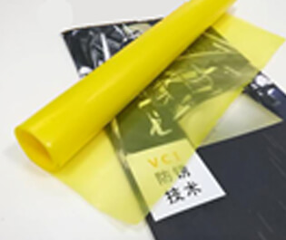 本公司采用三層共擠吹膜機，由內層模體、中層模體、外層膜體組成，分別將三層共擠的膜體配方進行配比，配三種不同屬性的合金擠出機，配套合適的高精度模具和德系風環(huán)，均勻混合擠出，一次性吹制的薄膜。本公司設備吹制的防銹膜在不破損的情況下，使用壽命長，防銹能力強，成本低等特點。