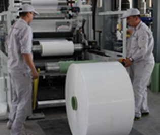 "FFS重包裝袋為制袋(Film)—裝料(Fill)—封口(Seal)一體化的縮寫，是歐洲新發(fā)展起來的一種高速包裝技術，包裝效率高且成本低，是包裝行業(yè)內里的高科技產品。相比塑編袋，其原料配比獨特，性能優(yōu)越環(huán)保，設備裝置先進，便于回收利用，符合國際通用的第四類環(huán)保包裝材料要求。耐撕裂、防粘連、抗靜電、抗氧化、高光澤度。 "